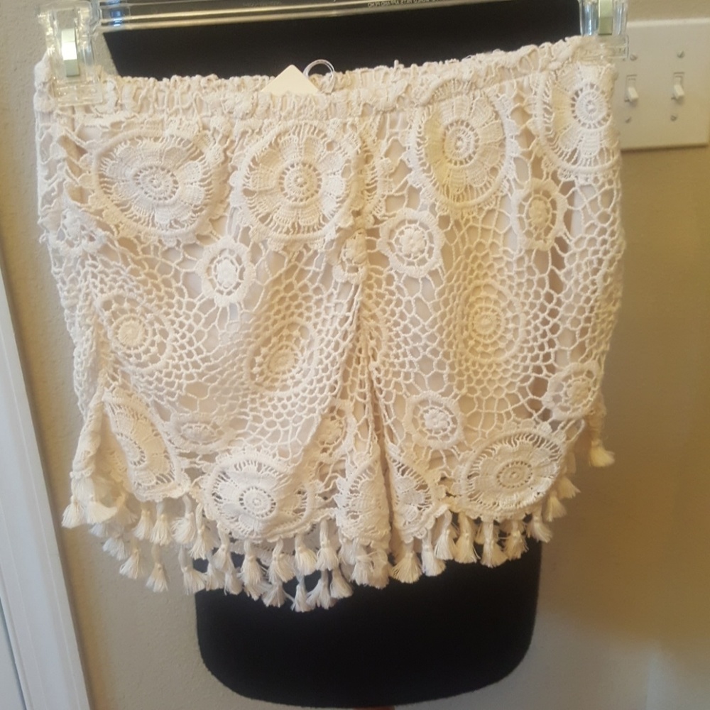 Blu Pepper cream shorts with fringe Sz small NWT